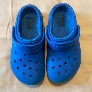 Blue crocs wity fur